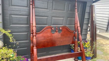 4 post queen bed frame/end table