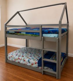 Twin bunk bed