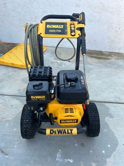 Shop DEWALT 3400 psi 2.5 GPM Gas Cold Water Pressure Washer with OEM Axial Pump