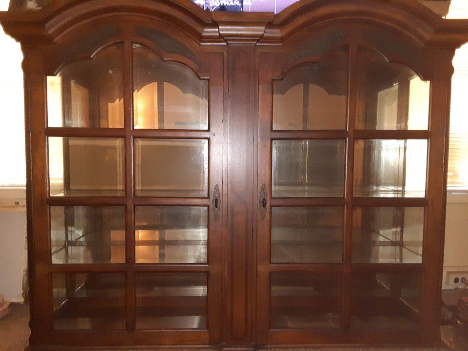Beautiful LARGE curio cabinet 