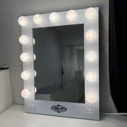 Hollywood Vanity Girl Mirror With Lights 