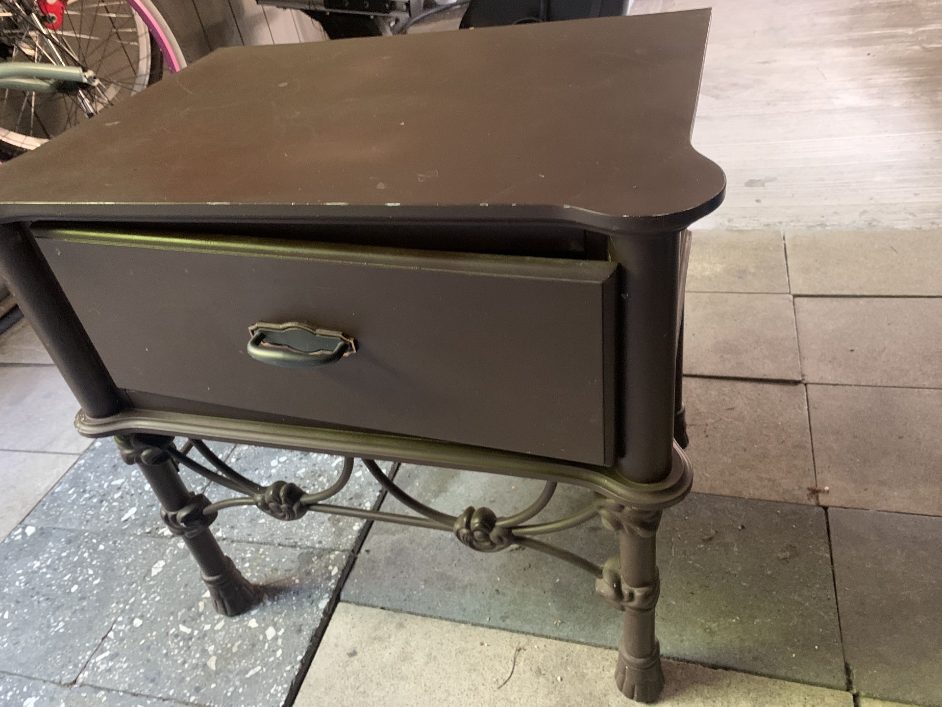 Mesita De Madera Con Metal En Buenas Condiciones Mode 28 De Alto Por 26 De Ancho