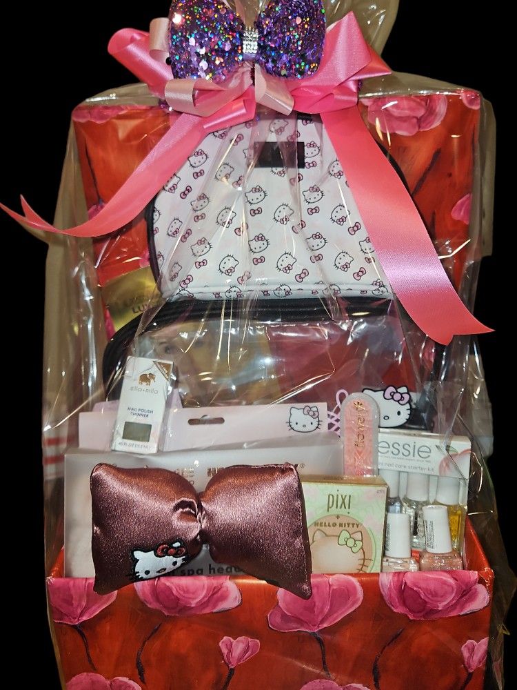 HELLO KITTY  GIFT BOX  INCLUDES  MAKE UP BAG   RARE HELLO KITTY Blush-