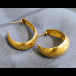 Pretty Gold Colored Hoop Earrings 