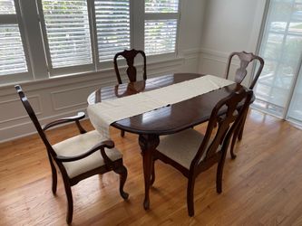 Classic dining set with 6 chairs
