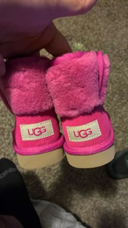 New pink kids Uggs size 8