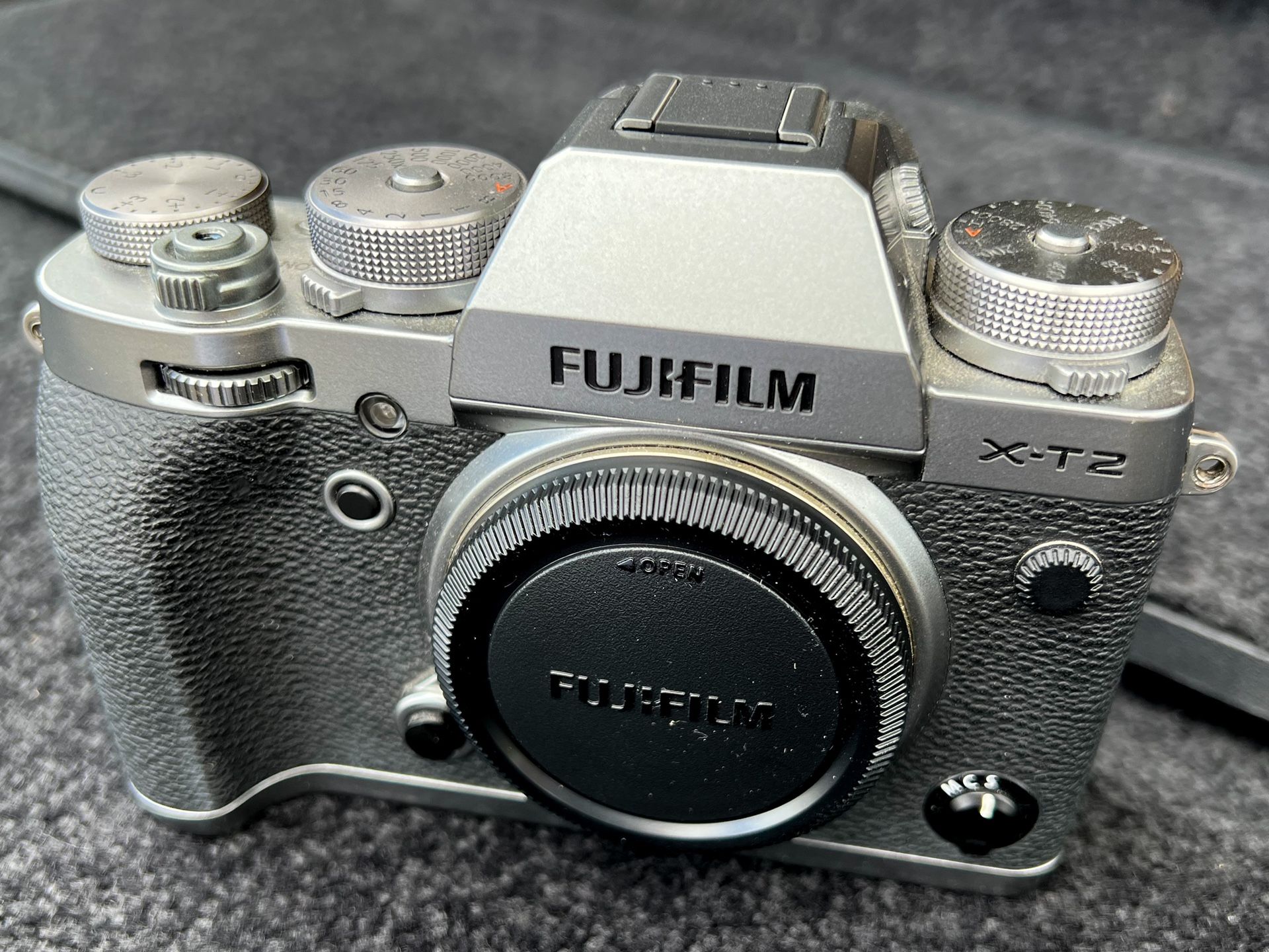 Fujifilm X-T2 Graphite Silver (Body Only) with MHG-XT2 Grip