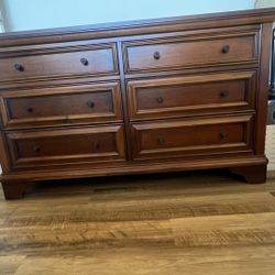 6 Drawer Dresser In Excellent Condition