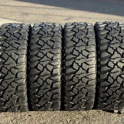 35x12.50R17 KELLY SAFARI M/T 