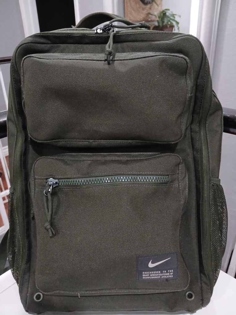 Large NIKE Backpack With Many Compartments