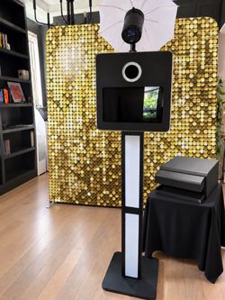 Open-Air Photo Booth Kiosk with Camera and Light