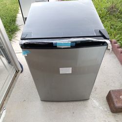 -Read Info- 4.5 Cu. Ft. Frigidaire Mini-Fridge W/Top Freezer