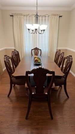 Large Dining Table with 8 Chairs & 2 Expansion Leafs