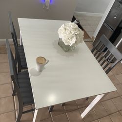 3 Chairs + Table