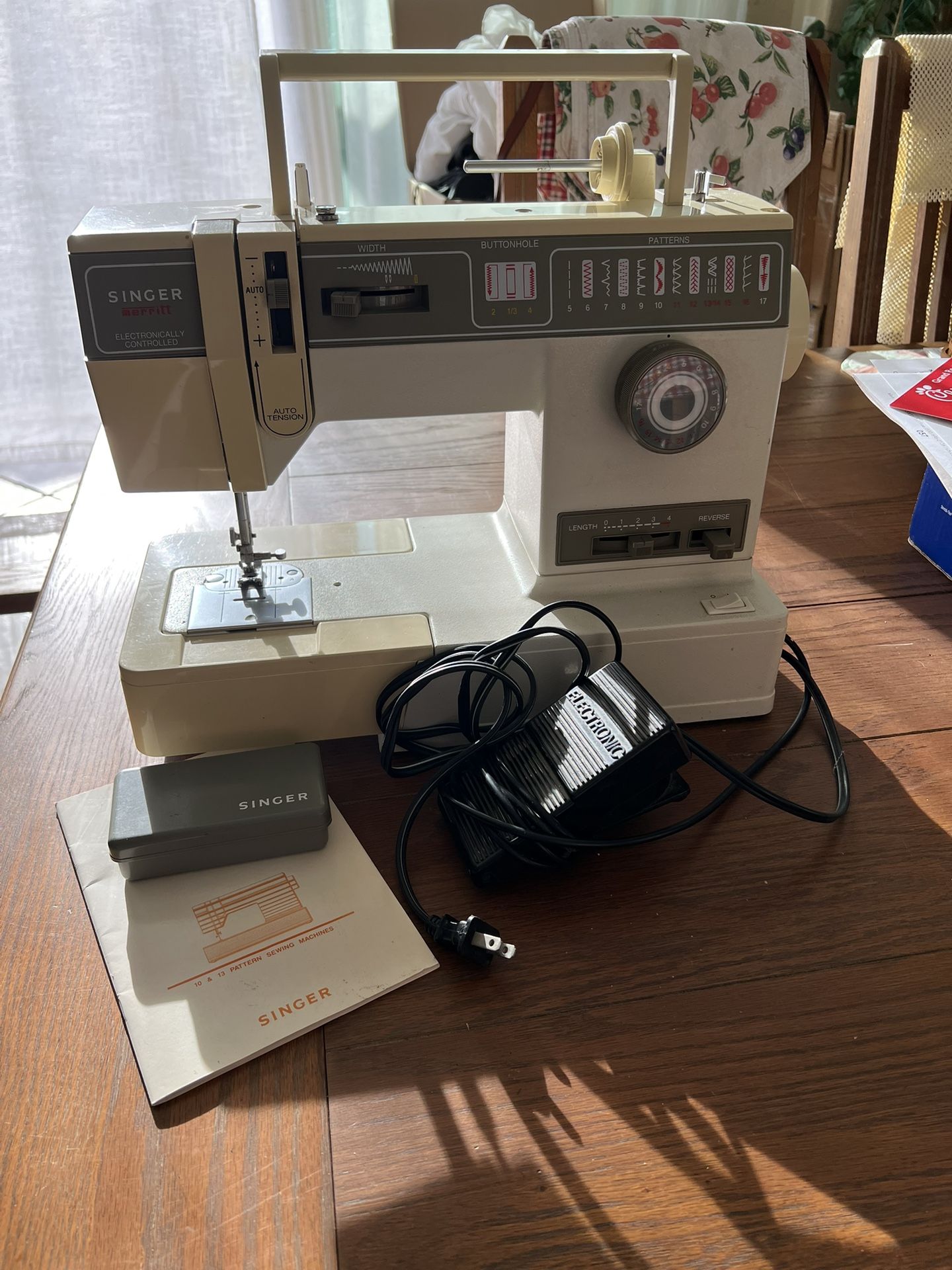 Singer Sewing Machine (Doesn’t run)