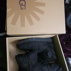 UGG Women's Mini Bailey Button II boots SIZE 7