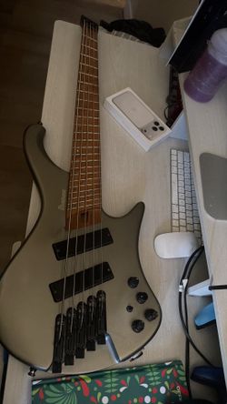 Bass ibanez 5 string