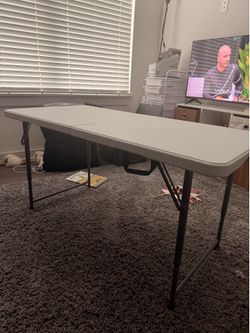 Plastic white foldable table