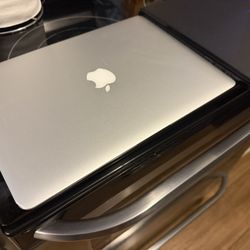 Apple laptop  Extremely Slim 