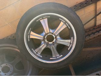 Unknown six lug chrome, 22’s.
