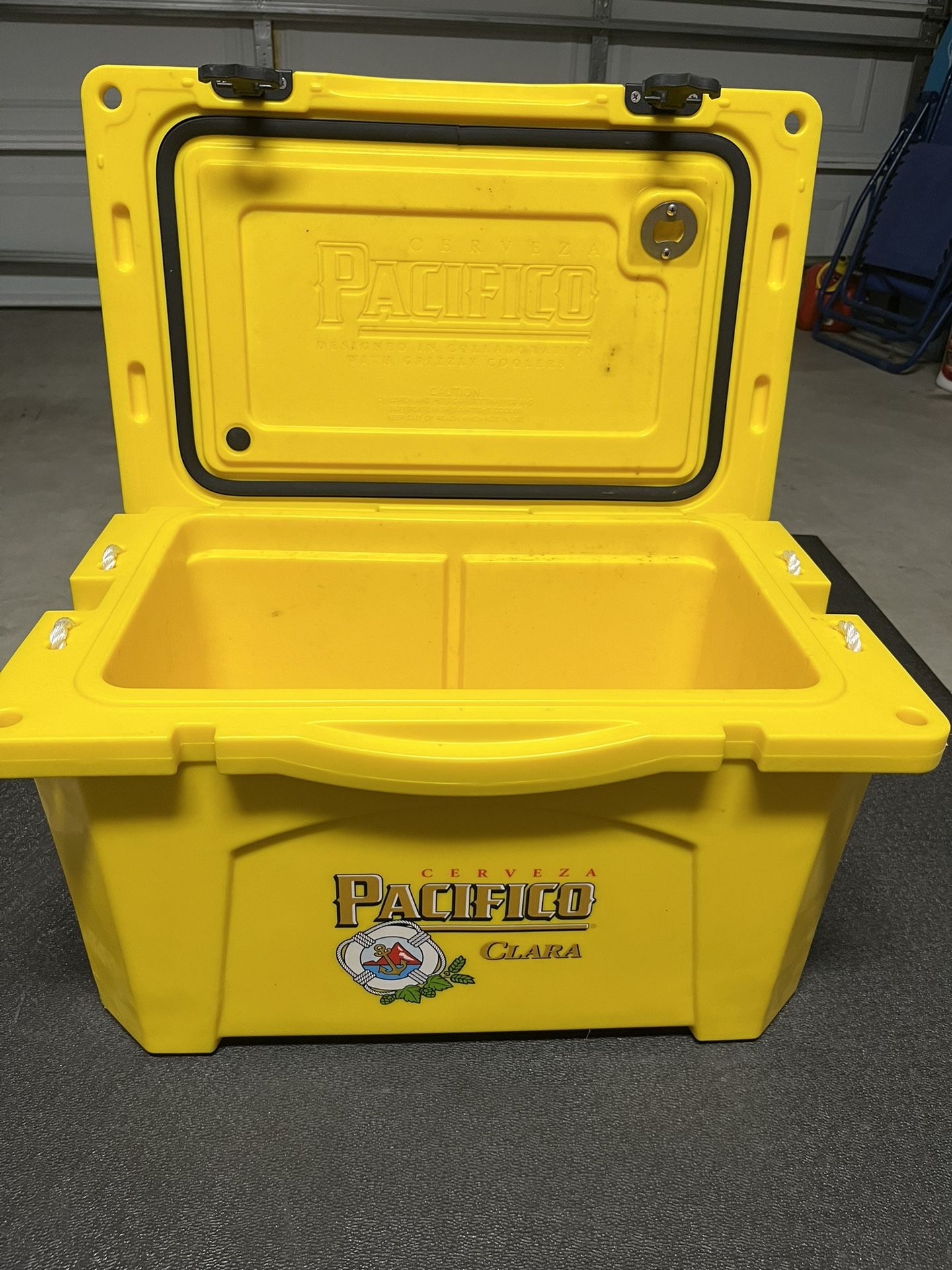 Grizzly Pacifico Beer Ice Chest Cooler