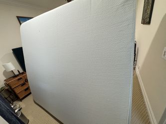 king size mattress looks like new smoke and pet free moving need to sell