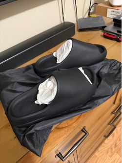 Men’s size 8 Yeezy brand new slide black