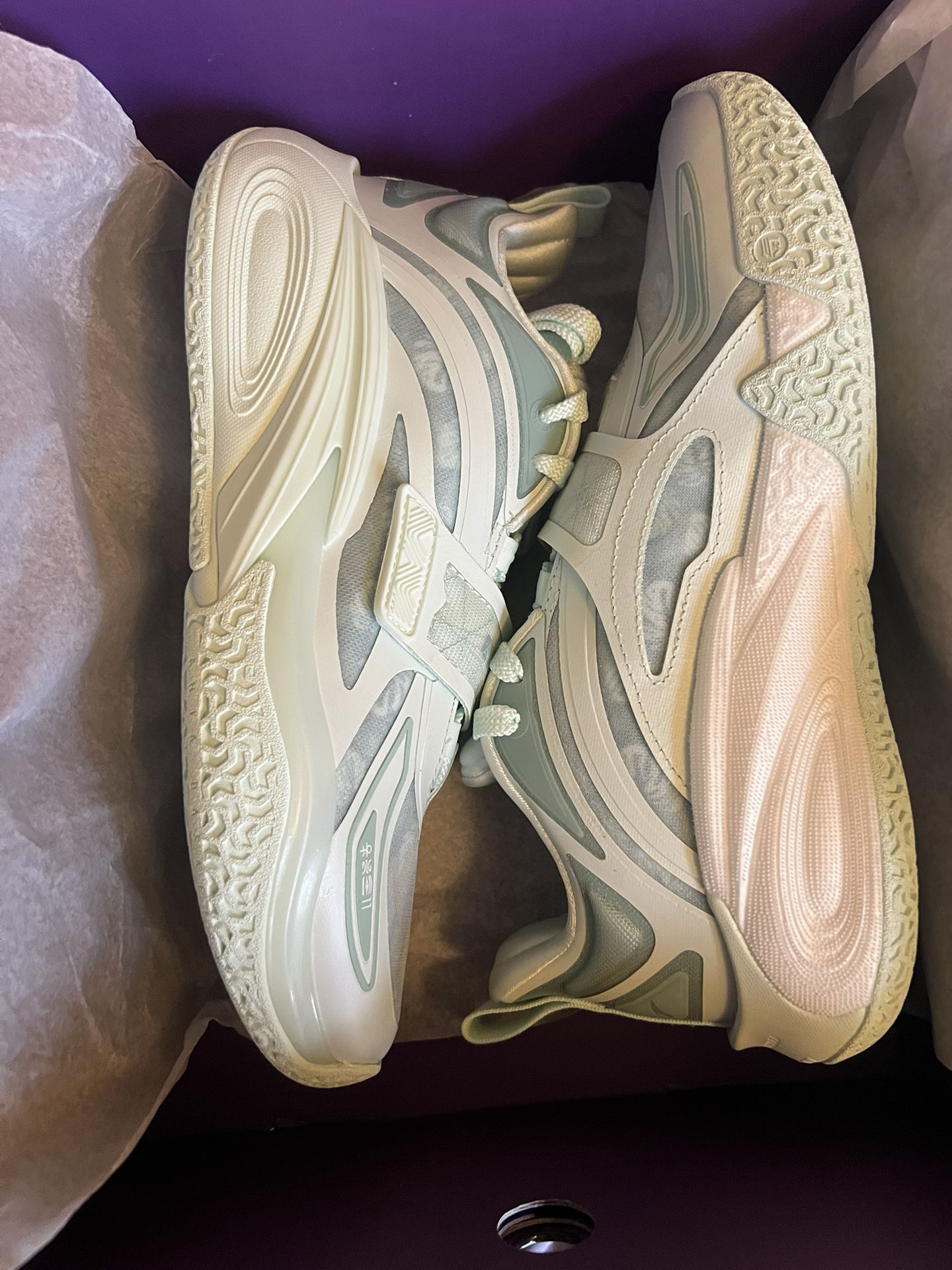 KYRIE Bastkeball Shoes Size 8