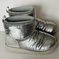 UGG BOOTIES SIZE 6