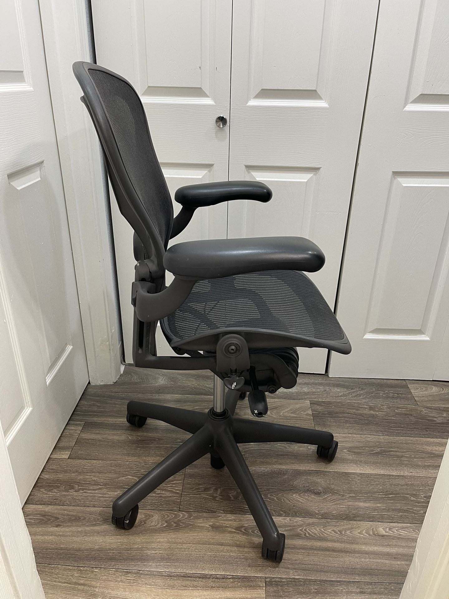 Herman Miller Aeron Office Chair ( SIZE B ) FULLY ADJUSTABLE !!