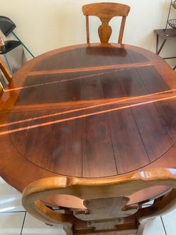 Table w/ 4 chairs