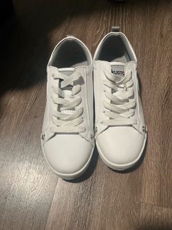 Kusto White Low-Top Sneakers