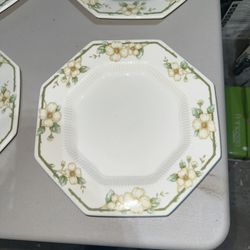 Four Nikko Classic Collection Dinner Plates 