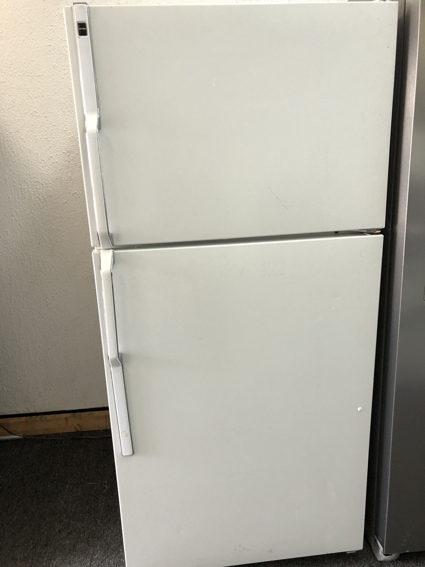 HOTPOINT REFRIGERADOR WITH ICE MAKER for Sale in Catonsville, MD OfferUp