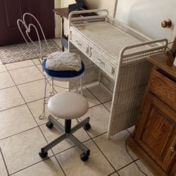 Wicker vanity With Chair and stool
