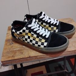 Very Nice Men's Old Skool Glow-In-The-Dark Van's Size (5.5) Located In Reedley 