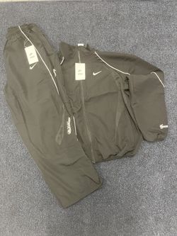 Supreme X Nike Jumpsuit “BLACK”. (SMALL/MEDIUM/LARGE