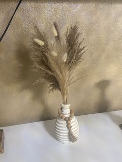 Vase with pomp’s