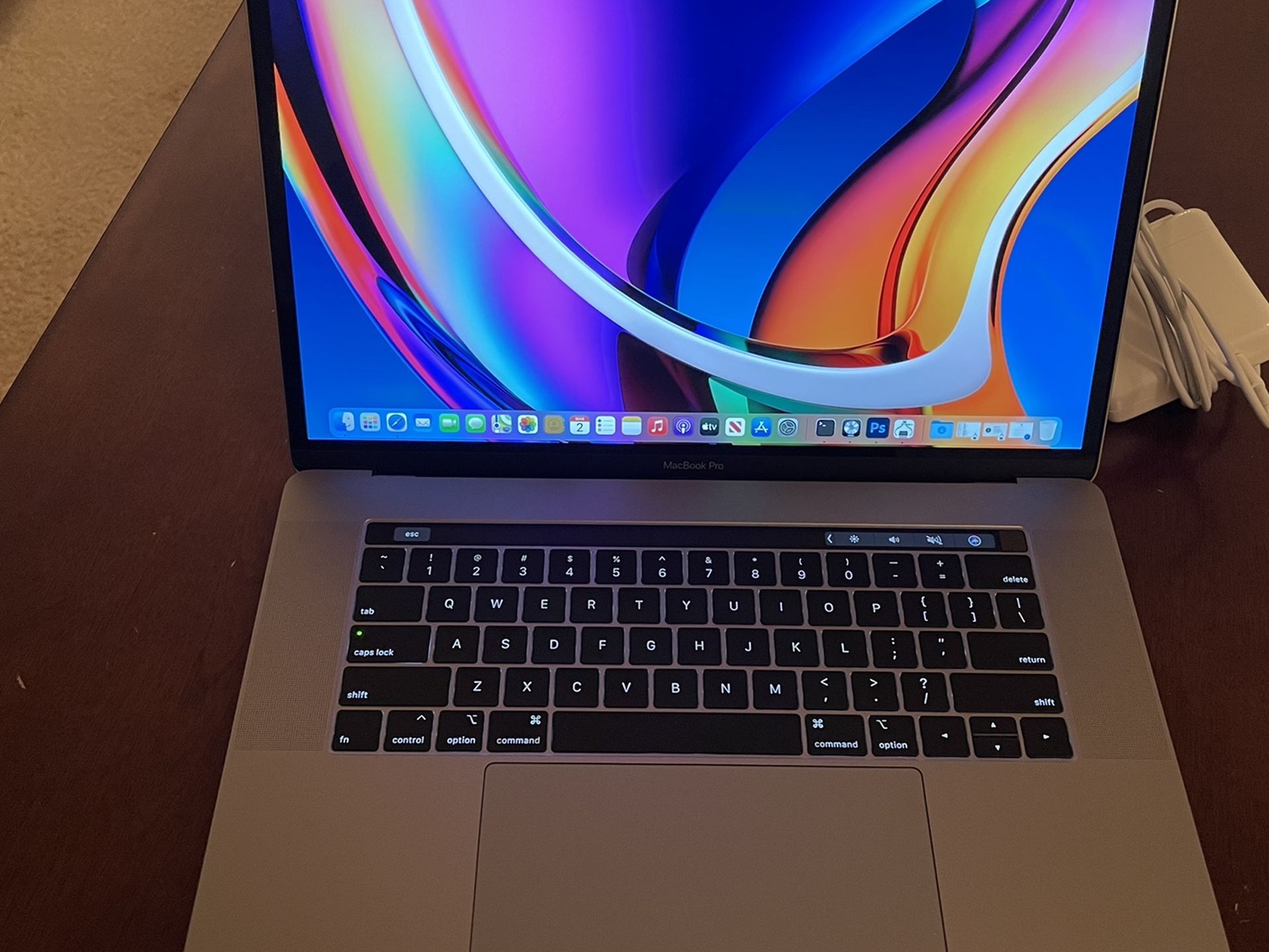 2018 MacBook Pro, 15” retina, i7 6cores, 16gb ram, 4GB graphic, 512gb SSD, Fast, Apple Care