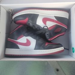 Jordan 1 Mid Black / Noble Red Size 6.5y