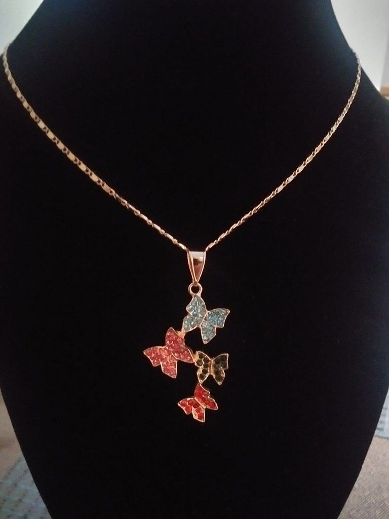 Gold Plated Butterfly's Necklace / Cadena De Mariposas En Oro Laminado