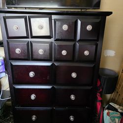 BLACK DRESSER  FOR SALE 2SMALL DRAWERS AN 3 LONG 1S