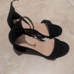 Size 6 black velvet low heels