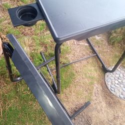 TV SHOW DINNER FOOD TRAYS WITH SLIDE OUT CUP HOLDER! only 20 For The Pair!Betta Hurry 😜😁