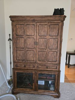 Armoire / wardrobe / tall cabinet