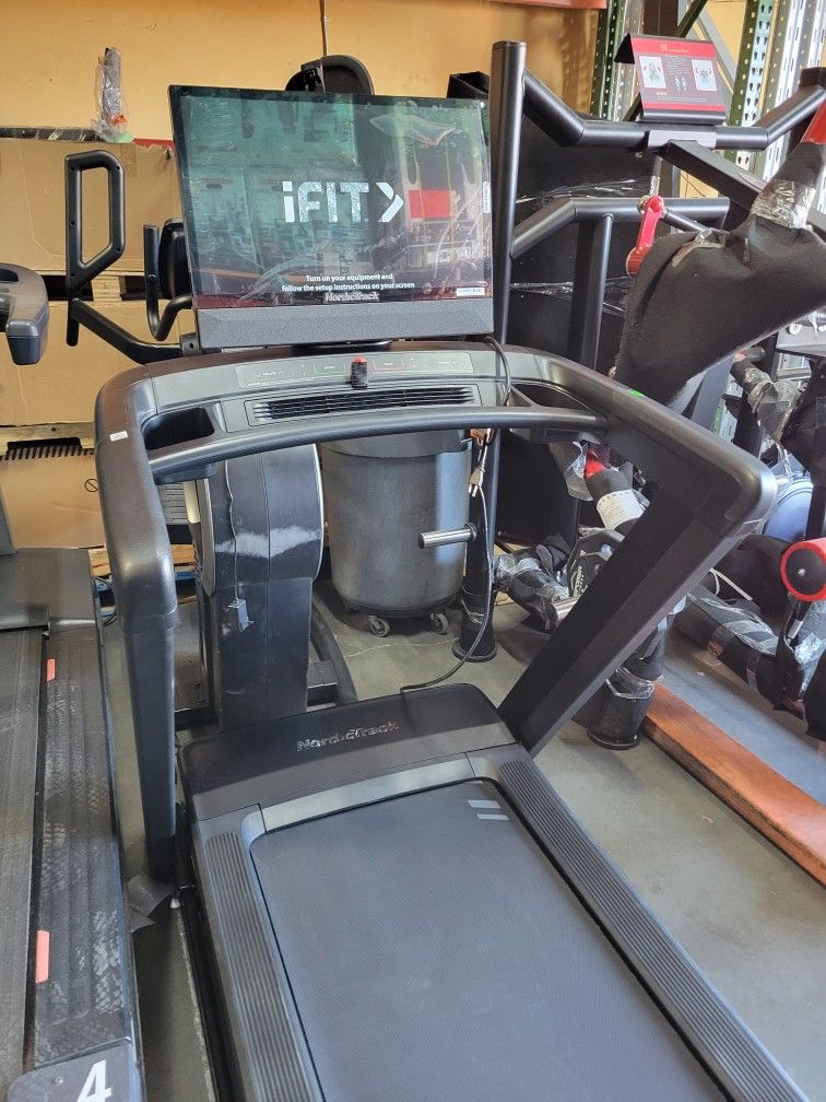 Nordictrack Commercial 2450 Treadmill 24" upgraded ifit touchscreen - 12% incline