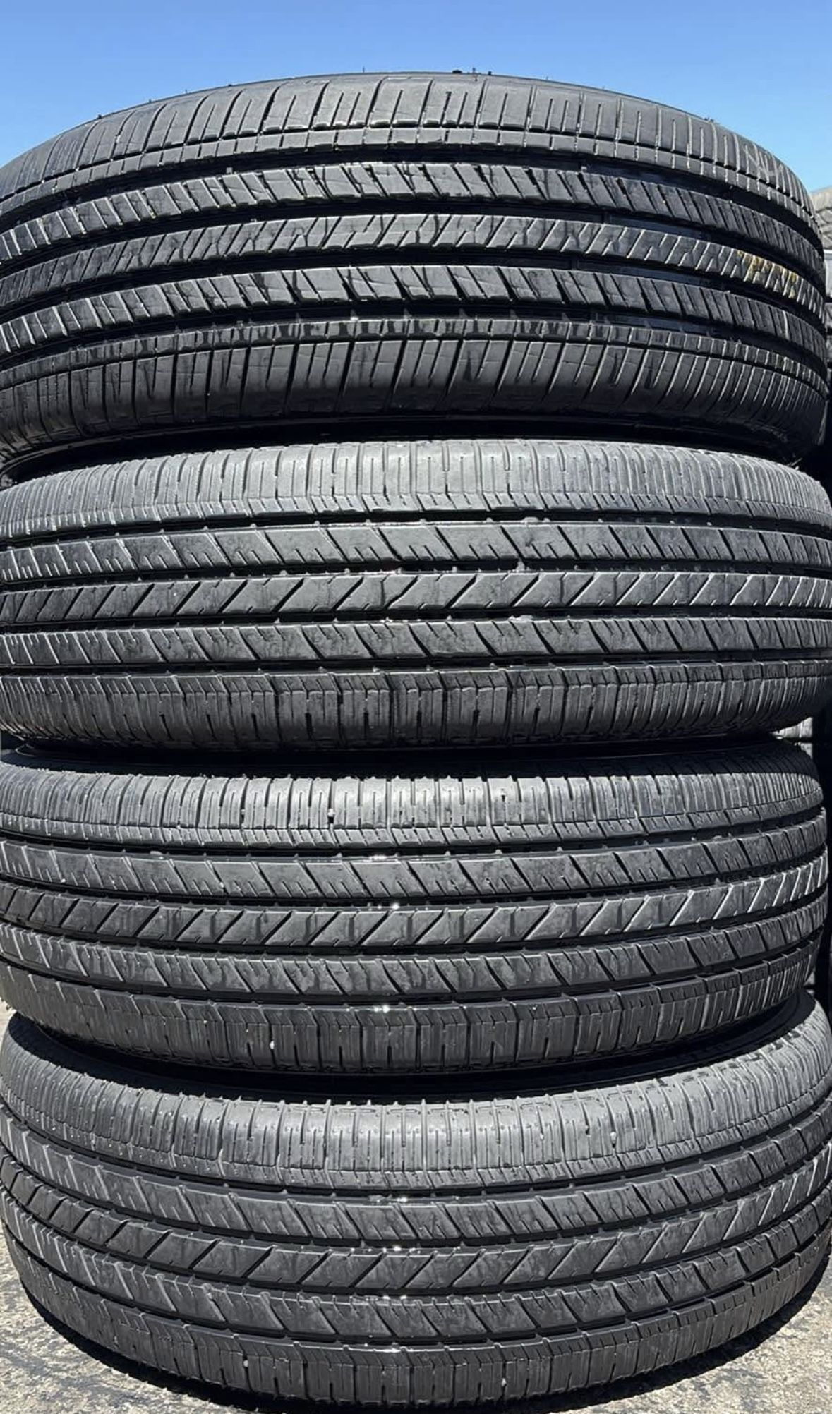 Set 215/65-17 Goodyear Con El 80% De Vida 