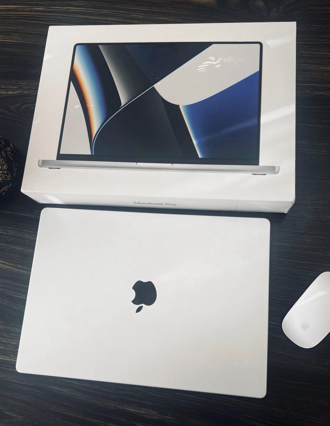 2021 Macbook Pro 16 inches plus mouse