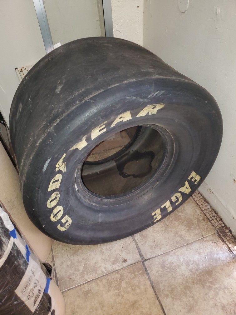 Racing tire