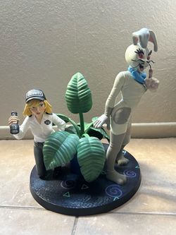 FNAF Security Breach Vanessa and Vanny Statue